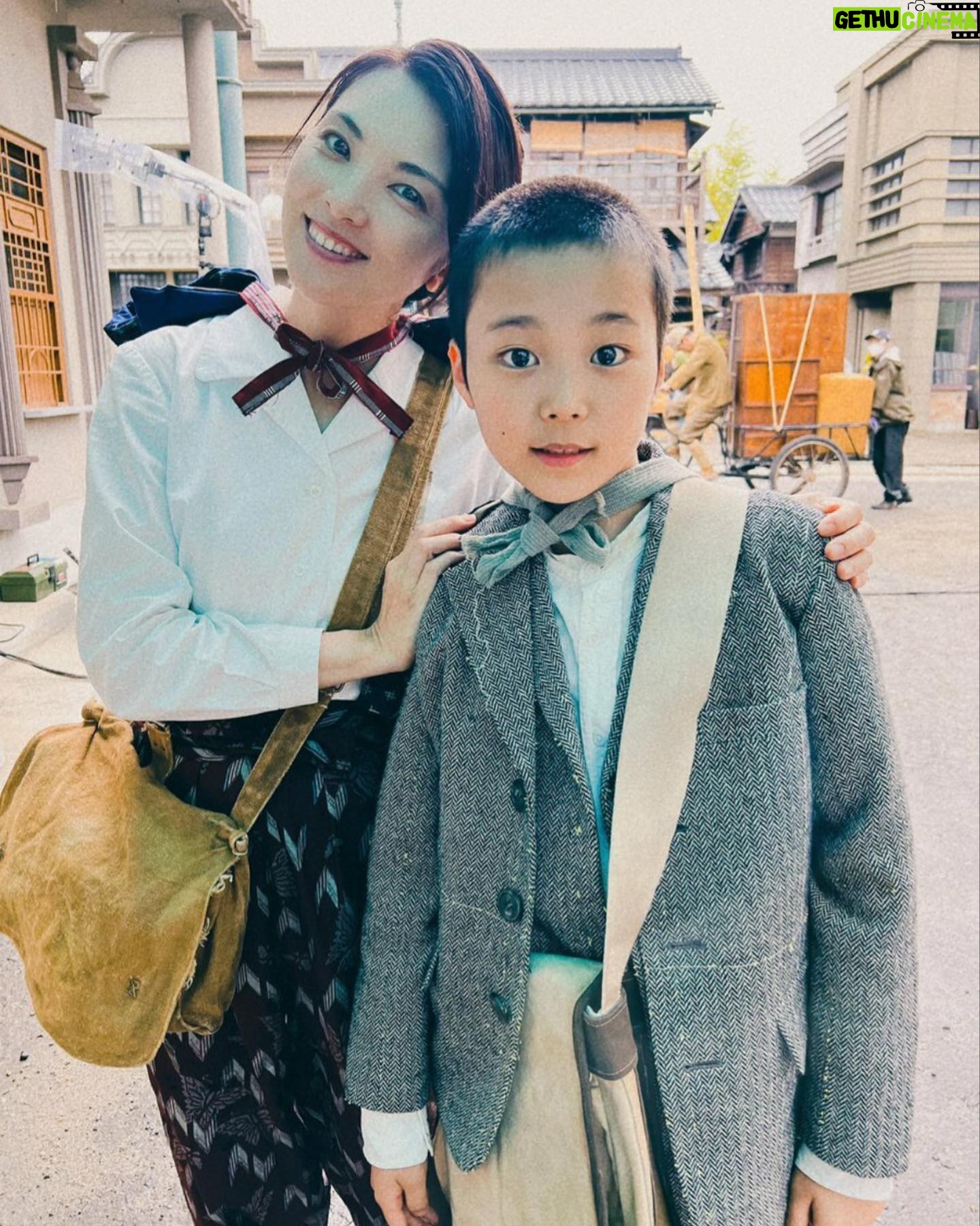 Rena Tanaka - 2.6K Likes - この可愛いさ! 小林優仁君。
空襲爆破のシーンでは、私がトムクルーズのように守ってくれた。
なんて言う。そのコメント力!
羨ましいです。😂
NHKドラマ
「軍港の子 よこすかクリーニング 1946」は8月10日放送!
夜10時からです。
是非観て下さいー!