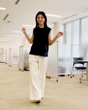 Rena Tanaka Instagram - フジテレビ 「何かオモシロいコトないの？」
にお呼び頂き、収録のためスタジオへ。

本番前、楽しそうに歩いておりますが
この後 、、 どうなったかは、、

放送でご確認下さいませ🍚 😅

#何かオモシロいコトないの 
#ワンバンライス 

3月4日(月) 23:00～23:40  放送です。📺