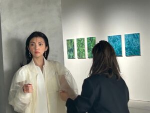 Rena Tanaka Instagram - 「STORY」6月号  撮影合間のショット。^_^。

ファッション雑誌が大好きで、STORYも毎号買っていた私にとって、今回の撮影はとっても楽しみにしていました✨✨。

透け感のあるシアー素材のものは、今年沢山出てますね。😍私も、最近早速白を購入しました。✨✨デニムとタンクトップに合わせて
羽織りにしたら、カジュアル感がちょっと綺麗めに！
ゴールデンウィークの旅行の移動中大活躍でしたよ！

@story_love40