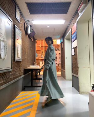 Rena Tanaka Instagram - 「あさイチ」 ご覧になって下さった皆様ありがとうございました✨✨😊たまたま観て下さった方も、お邪魔しました。^_^
タイ子ちゃんの藤間爽子さんともご一緒出来てとても
嬉しかったです。

番組にイラストを送って下さった方々も、
ありがとうございました🙇‍♀️。

セットの裏には沢山の写真が。
「あさイチ」のスタッフの皆様、出演者の皆様
お気遣いありがとうございました。🌸

今日のブギウギ も泣きましたね，、😭
タイ子ちゃんとスズ子ちゃんがどうぞ仲良く出来ますように。
タイ子ちゃんの病気が治りますように。 

タイ子ちゃんもスズ子ちゃんもおミネさんも
皆んな必死に生きてる姿に、私はいつも元気をもらっています。

明日もブギウギ楽しんで下さいね！

@asadora_bk_nhk