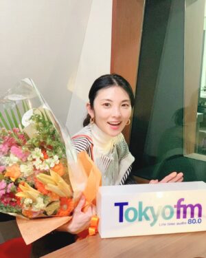 Rena Tanaka Instagram - 毎週金曜日  Tokyo FM「キュレーターズ」が
先日最終回となりました。
毎回ゲストの方々のお話に刺激され
本当に楽しくて，沢山笑った
あっという間の六年間でした。

アート、演劇、映画、小説、旅、美容、ファッション、子育て、旅行、料理、自然、科学、歴史、
人生を豊かにしてくれるものって
改めて，沢山あるんだなって思います。

ゲストの皆さんのお話を聴いたり、作品に触れていると、毎回人生を前向きに考えさせられ、自分からもエネルギーが湧いてくるようでした。お忙しい中参加して下さったゲストの方々に本当に感謝致します。ありがとうございました。🙇‍♀️🙇‍♀️

キュレーターズの制作スタッフの皆さんと
皆んなで あーだねこーだねと
時には熱く語り合ったり、ゲラゲラと笑ったり
幸せな時間を過ごせました。
皆様本当にお世話になりました。☺️

そして、そんな時間を過ごせたのも
番組を視聴頂いた皆様のお陰と感謝して
おります。

お聴き下さった皆様、本当にありがとうございました。💐

寂しいけど、ありがとうさようならです。🌸

が、きっとまたラジオでもお会い出来るはず。
またいつかラジオを通してもお会いしましょうね！
