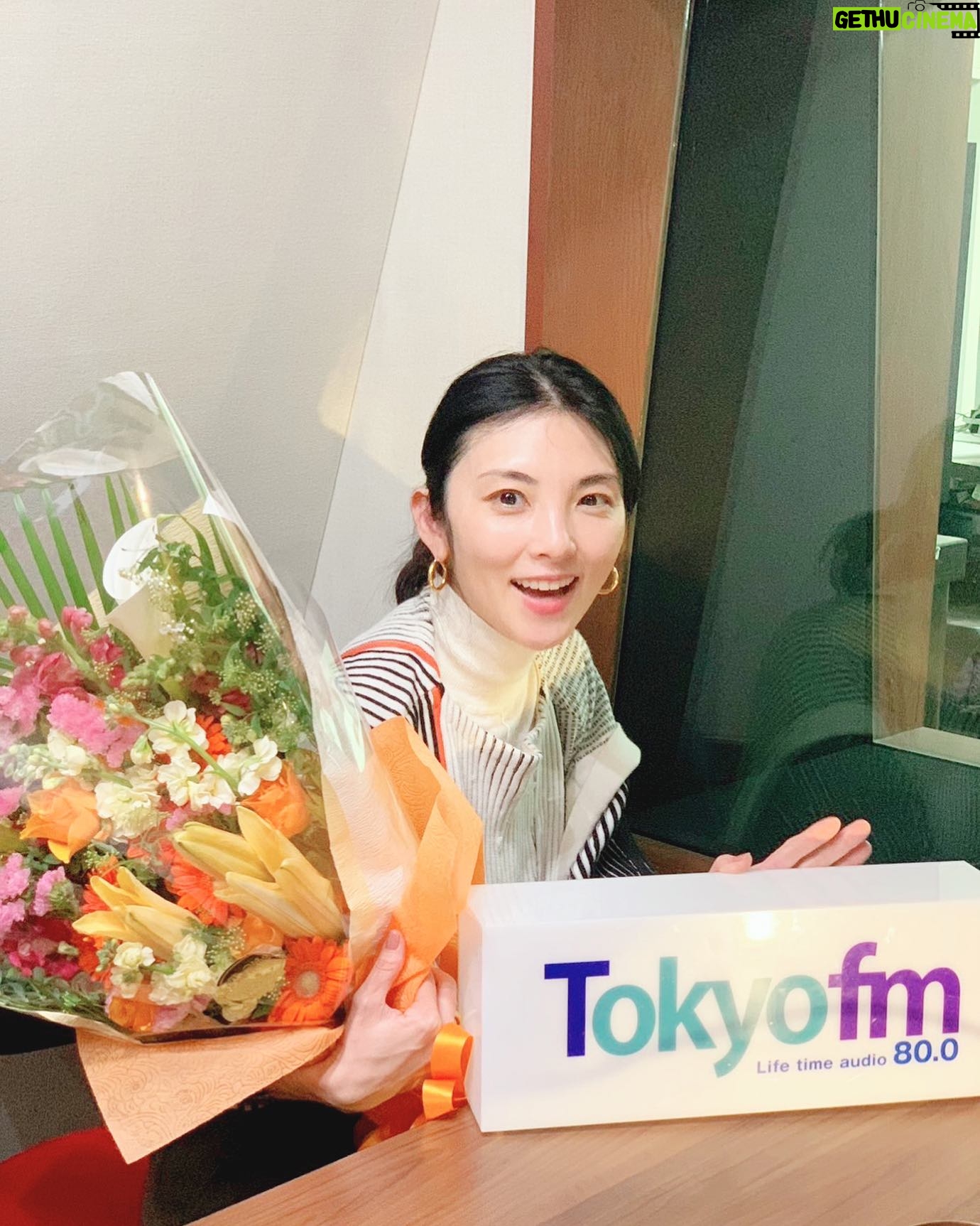 Rena Tanaka - 3.8K Likes - 毎週金曜日 Tokyo FM「キュレーターズ」が
先日最終回となりました。
毎回ゲストの方々のお話に刺激され
本当に楽しくて,沢山笑った
あっという間の六年間でした。
アート、演劇、映画、小説、旅、美容、ファッション、子育て、旅行、料理、自然、科学、歴史、
人生を豊かにしてくれるものって
改めて,沢山あるんだなって思います。
ゲストの皆さんのお話を聴いたり、作品に触れていると、毎回人生を前向きに考えさせられ、自分からもエネルギーが湧いてくるようでした。お忙しい中参加して下さったゲストの方々に本当に感謝致します。ありがとうございました。🙇♀️🙇♀️
キュレーターズの制作スタッフの皆さんと
皆んなで あーだねこーだねと
時には熱く語り合ったり、ゲラゲラと笑ったり
幸せな時間を過ごせました。
皆様本当にお世話になりました。☺️
そして、そんな時間を過ごせたのも
番組を視聴頂いた皆様のお陰と感謝して
おります。
お聴き下さった皆様、本当にありがとうございました。💐
寂しいけど、ありがとうさようならです。🌸
が、きっとまたラジオでもお会い出来るはず。
またいつかラジオを通してもお会いしましょうね!