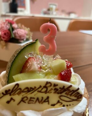 Rena Tanaka Instagram - お久しぶりです。
先日43歳になりました。🌸
もうこれと言って、年齢どうこうの
感想がないので ここに書くことも
たいして思いつかなかったのですが💦
今日 、「インスタ書いてないよね。」
と、誰かに言われるという
夢を見たので 現場に向かっている
車中これを書いている次第でございます。
😅😵⭐︎

おめでとうのメッセージ下さった方、ありがとうございました。🙇‍♀️

先程ツラツラと最近自分が思う事を
マネージャーさんに聞いてもらってる中で、そうだ
今年はこういうテーマでいこうというのが
やっと 決まりました。

でも、、、、内緒。笑 

雨が上がってきました。

今日も充実した一日を！

✨❣️