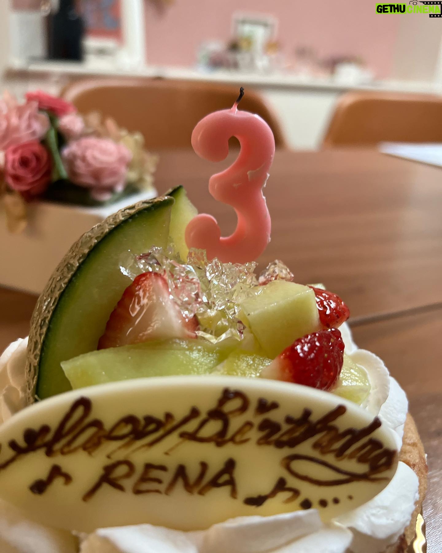 Rena Tanaka - 2.8K Likes - お久しぶりです。
先日43歳になりました。🌸
もうこれと言って、年齢どうこうの
感想がないので ここに書くことも
たいして思いつかなかったのですが💦
今日 、「インスタ書いてないよね。」
と、誰かに言われるという
夢を見たので 現場に向かっている
車中これを書いている次第でございます。
😅😵⭐︎
おめでとうのメッセージ下さった方、ありがとうございました。🙇♀️
先程ツラツラと最近自分が思う事を
マネージャーさんに聞いてもらってる中で、そうだ
今年はこういうテーマでいこうというのが
やっと 決まりました。
でも、、、、内緒。笑
雨が上がってきました。
今日も充実した一日を!
✨❣️