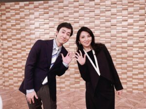 Rena Tanaka Instagram - 「ゆう5時 」をご覧下さった皆様 ありがとうございました。✨

NHKアナウンサーの佐藤俊吉さんが
お忙しい中色々と映像など観て下さり、質問して下さったので
とてもお話ししやすかったです。🙇‍♀️

番組では初舞台の「思い出トランプ」の稽古の映像を流して頂いたり、
演出の田村さんをはじめご一緒したONEOR8の劇団員の皆様にも取材をして頂いたり
そしてそして、
Live中継カメラに、 私の故郷久留米市の筑後川を映して下さったりと🥲✨✨🧡

番組を作ってらっしゃる制作スタッフの皆様の、お優しいお心遣いを感じて、、胸がじんわり温かくなりました。
ありがとうございました。

久留米にもまた帰りたくなったなぁ！

さて、これからもまだまだ頑張りますよ！ 
今後とも宜しくお願いします✨✨