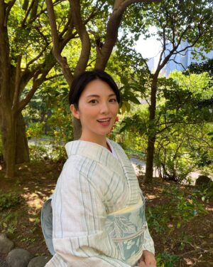 Rena Tanaka Instagram - 皆さんお元気ですか？？
毎日 暑かったり、大雨だったり、
お天気に振り回されてしまう時間もあったりしますが、、
私は毎日健やかに過ごしております。^_^

さて
雑誌  婦人画報 の「美しいキモノ」2023 夏号が発売されました✨✨

写真は撮影の合間に^_^。

今回は様々な種類の博多織を
着させて頂きました。
馴染みある博多織ですが
着物によってこんなにも
印象を変えてくれるんだと
発見出来て、嬉しかったです。

お天気にも恵まれて 幸せな
撮影でした。

是非手に取って下さいませ。

🍃

さて、私は新しい作品に入っております。

またお知らせしますね！！！

#美しいキモノ