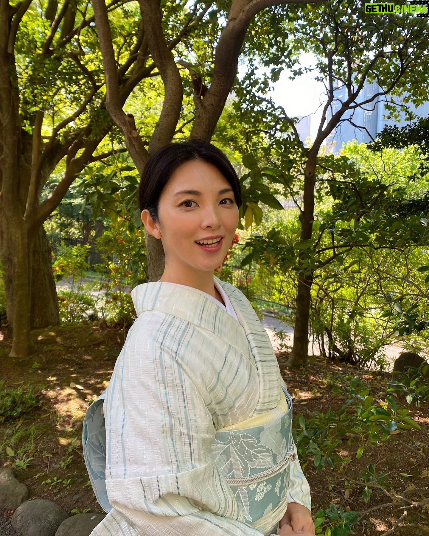 Rena Tanaka - 3.6K Likes - 皆さんお元気ですか??
毎日 暑かったり、大雨だったり、
お天気に振り回されてしまう時間もあったりしますが、、
私は毎日健やかに過ごしております。^_^
さて
雑誌 婦人画報 の「美しいキモノ」2023 夏号が発売されました✨✨
写真は撮影の合間に^_^。
今回は様々な種類の博多織を
着させて頂きました。
馴染みある博多織ですが
着物によってこんなにも
印象を変えてくれるんだと
発見出来て、嬉しかったです。
お天気にも恵まれて 幸せな
撮影でした。
是非手に取って下さいませ。
🍃
さて、私は新しい作品に入っております。
またお知らせしますね!!!
#美しいキモノ