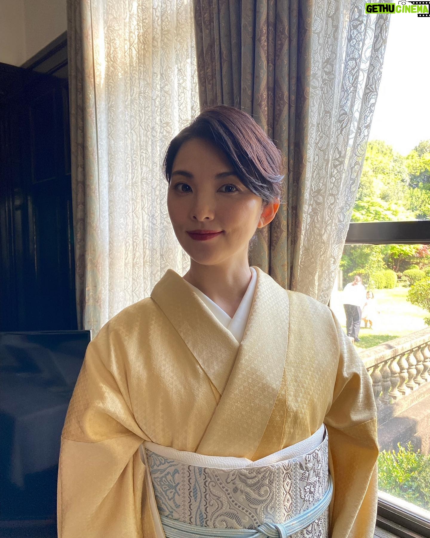 Rena Tanaka - 3.6K Likes - 皆さんお元気ですか??
毎日 暑かったり、大雨だったり、
お天気に振り回されてしまう時間もあったりしますが、、
私は毎日健やかに過ごしております。^_^
さて
雑誌 婦人画報 の「美しいキモノ」2023 夏号が発売されました✨✨
写真は撮影の合間に^_^。
今回は様々な種類の博多織を
着させて頂きました。
馴染みある博多織ですが
着物によってこんなにも
印象を変えてくれるんだと
発見出来て、嬉しかったです。
お天気にも恵まれて 幸せな
撮影でした。
是非手に取って下さいませ。
🍃
さて、私は新しい作品に入っております。
またお知らせしますね!!!
#美しいキモノ