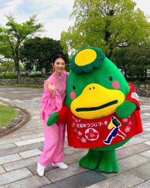 Rena Tanaka Instagram - 私の故郷、福岡県久留米市で開催された
「つつじマーチ」の開会式に参加致しました✨
つつじマーチは、毎年各地方から一万人以上の方々が参加する久留米市の毎年恒例のウォーキングイベント。

40km〜5kmのコースは筑後川や色鮮やかな「つつじ」を楽しめる素敵なコース✨✨

久留米市のイメージキャラクターくるっぱと共に 出発する皆様に行ってらっしゃいとお見送りさせて頂きました✨✨

久留米市の皆様や、くるっぱにも久しぶりに会えてとっても嬉しかったです❤️

今年参加出来なかった皆様、来年良かったらチャレンジしてみて下さいね！