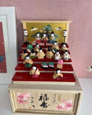Rena Tanaka Instagram - ひな祭り🌸

雛人形が手乗りサイズなため
娘は毎日おままごとして遊んでます。

真ん中が、自分で、
三人の結婚式を
皆んなが見てるという設定らしいです。  この間は、一人オンステージになってました。
面白いです。笑。😂

今年は、縁起が良い雨水の日に出しました。

毎日、お人形の置き場が変わってたり
お雛様でおままごとしてる姿が見れて楽しかったです。

明日には片さなきゃ。

また来年遊びましょうね。

🌸🌸🌸☺️🎎

#雛祭り
#雛人形