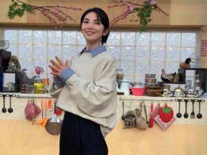 Rena Tanaka Instagram - NHK連続ドラマ小説「ブギウギ」
昨日はおミネさん初登場でした。🌹

そしてその後直ぐの

平野レミの早わざレシピ 🍳 

ご視聴下さった皆様ありがとうございました。✨✨

レミさん  登場と共に「しらばっくれんじゃねーよ！」と
おミネさんの台詞を言って下さいましたね。

凄いなぁ！私も何か言えれば良かったのに！！！
と。 
朝ドラ受けというやつですね．大変嬉しかったです。

平野レミさん出演者の皆様、そしてバックヤードで
汗かきながら 生放送を支えてらっしゃるスタッフの皆様
最高なひと時をありがとうございました

大爆笑の時間、なんて幸せなんでしょうか🌸
お料理は楽しくですよね！🍋

@asadora_bk_nhk 

@cinch__inc