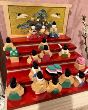 Rena Tanaka Instagram - ひな祭り🌸

雛人形が手乗りサイズなため
娘は毎日おままごとして遊んでます。

真ん中が、自分で、
三人の結婚式を
皆んなが見てるという設定らしいです。  この間は、一人オンステージになってました。
面白いです。笑。😂

今年は、縁起が良い雨水の日に出しました。

毎日、お人形の置き場が変わってたり
お雛様でおままごとしてる姿が見れて楽しかったです。

明日には片さなきゃ。

また来年遊びましょうね。

🌸🌸🌸☺️🎎

#雛祭り
#雛人形
