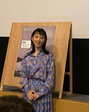 Rena Tanaka Instagram - 佐賀県 シアターシエマ 
にて福田村事件の舞台挨拶 と、
パンフレットサイン会をさせて頂きました。

カフェが隣接してる劇場は、
とても和やかな雰囲気。
映画本も沢山あって、自由に手に取って読める。こんな映画館が近くにあったら 週4くらいで居るだろうなぁ。
そして久留米市に住んでた頃にあったら、
間違いなく通ってただろうなぁ。

サイン会の時には、お一人お一人から映画の感想もお聞き出来て、
とても幸せでした。

シアターシエマの劇場の方々は
全員女性！手作りの告知や、張り紙など女性ならではの細かい作業、配慮で映画館を柔らかい雰囲気に作り上げていらっしゃいました。
皆様大変お世話になりました。^_^。

そして、舞台挨拶に来て下さったお客様、ありがとうございました。✨✨
#シアターシエマ 
@theater_ciema 

#福田村事件

衣装 @keitamaruyama_official