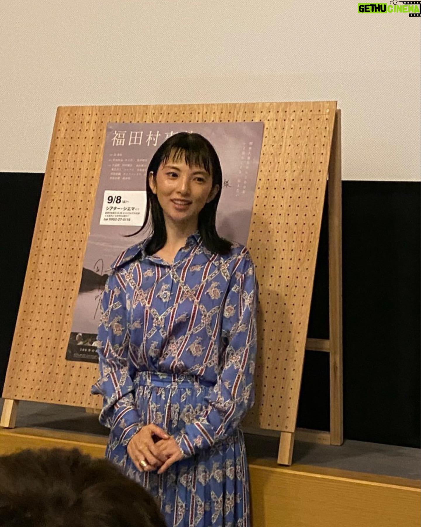 Rena Tanaka - 2.1K Likes - 佐賀県 シアターシエマ
にて福田村事件の舞台挨拶 と、
パンフレットサイン会をさせて頂きました。
カフェが隣接してる劇場は、
とても和やかな雰囲気。
映画本も沢山あって、自由に手に取って読める。こんな映画館が近くにあったら 週4くらいで居るだろうなぁ。
そして久留米市に住んでた頃にあったら、
間違いなく通ってただろうなぁ。
サイン会の時には、お一人お一人から映画の感想もお聞き出来て、
とても幸せでした。
シアターシエマの劇場の方々は
全員女性!手作りの告知や、張り紙など女性ならではの細かい作業、配慮で映画館を柔らかい雰囲気に作り上げていらっしゃいました。
皆様大変お世話になりました。^_^。
そして、舞台挨拶に来て下さったお客様、ありがとうございました。✨✨
#シアターシエマ
@theater_ciema
#福田村事件
衣装 @keitamaruyama_official