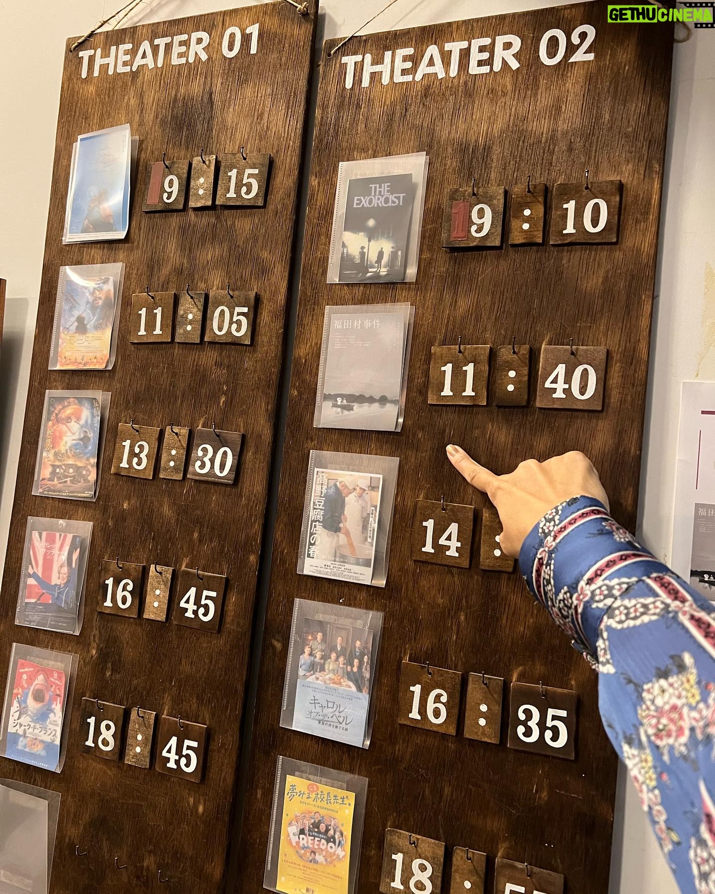 Rena Tanaka - 2.1K Likes - 佐賀県 シアターシエマ
にて福田村事件の舞台挨拶 と、
パンフレットサイン会をさせて頂きました。
カフェが隣接してる劇場は、
とても和やかな雰囲気。
映画本も沢山あって、自由に手に取って読める。こんな映画館が近くにあったら 週4くらいで居るだろうなぁ。
そして久留米市に住んでた頃にあったら、
間違いなく通ってただろうなぁ。
サイン会の時には、お一人お一人から映画の感想もお聞き出来て、
とても幸せでした。
シアターシエマの劇場の方々は
全員女性!手作りの告知や、張り紙など女性ならではの細かい作業、配慮で映画館を柔らかい雰囲気に作り上げていらっしゃいました。
皆様大変お世話になりました。^_^。
そして、舞台挨拶に来て下さったお客様、ありがとうございました。✨✨
#シアターシエマ
@theater_ciema
#福田村事件
衣装 @keitamaruyama_official