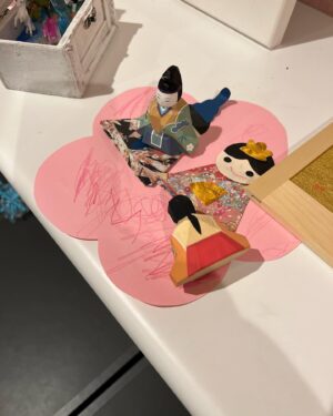 Rena Tanaka Instagram - ひな祭り🌸

雛人形が手乗りサイズなため
娘は毎日おままごとして遊んでます。

真ん中が、自分で、
三人の結婚式を
皆んなが見てるという設定らしいです。  この間は、一人オンステージになってました。
面白いです。笑。😂

今年は、縁起が良い雨水の日に出しました。

毎日、お人形の置き場が変わってたり
お雛様でおままごとしてる姿が見れて楽しかったです。

明日には片さなきゃ。

また来年遊びましょうね。

🌸🌸🌸☺️🎎

#雛祭り
#雛人形