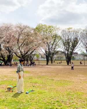 Rena Tanaka Instagram - 先週の金曜日に放送された「ZIP！」の
公園ロケで着ていたお洋服が
どこのですか？というお問合せが多くあったので☺️🌸 

公園、大はしゃぎでしたね、私。
スタジオで観てびっくりしました。😂

今日は雨ですが、お天気になったら
バドミントン🏸やりたいな。

さて今日も気持ち良い朝を過ごしましょうね✨✨

@ntvzip 
#zip
#公園
#公園遊び