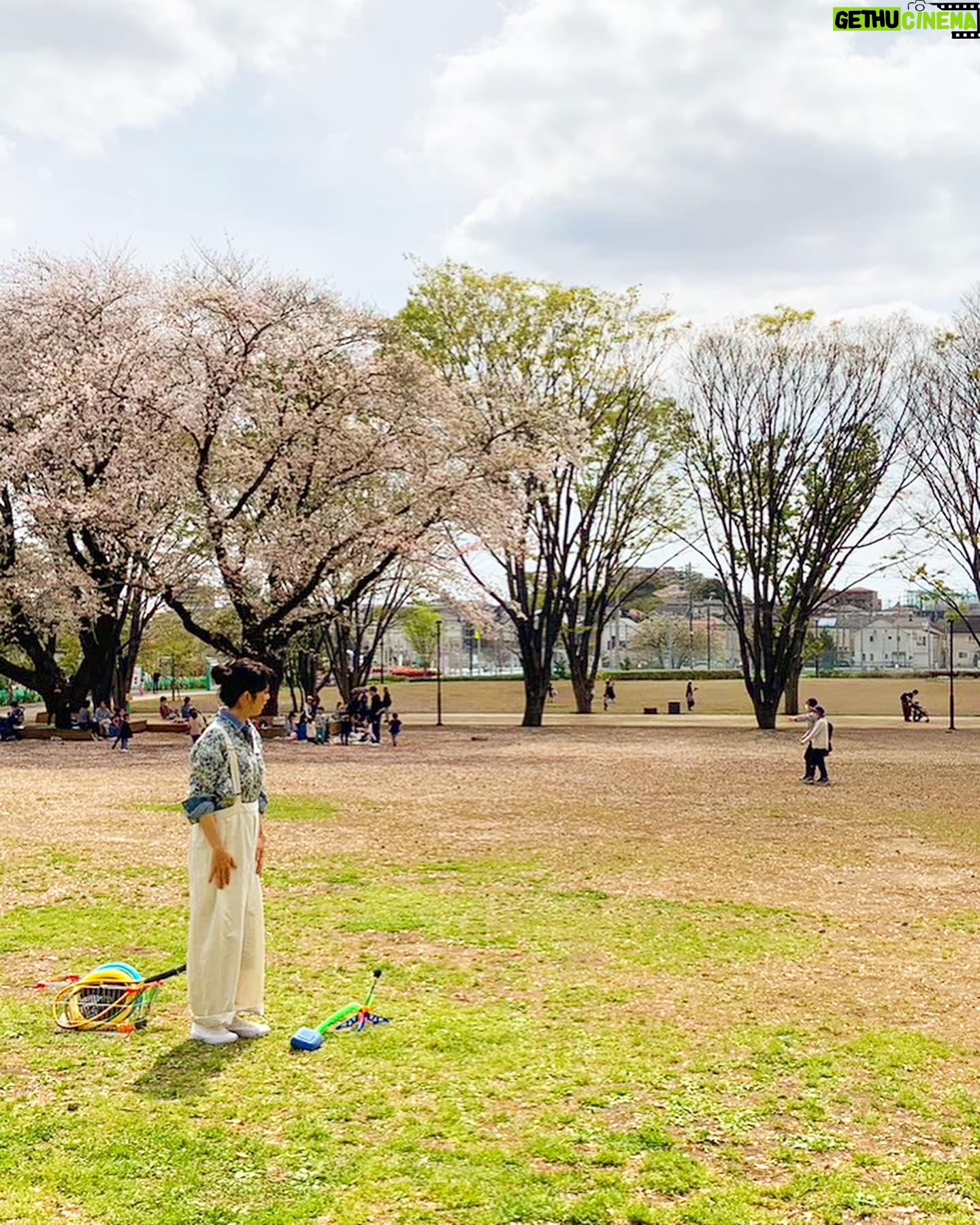 Rena Tanaka - 2.8K Likes - 先週の金曜日に放送された「ZIP!」の
公園ロケで着ていたお洋服が
どこのですか?というお問合せが多くあったので☺️🌸
公園、大はしゃぎでしたね、私。
スタジオで観てびっくりしました。😂
今日は雨ですが、お天気になったら
バドミントン🏸やりたいな。
さて今日も気持ち良い朝を過ごしましょうね✨✨
@ntvzip
#zip
#公園
#公園遊び