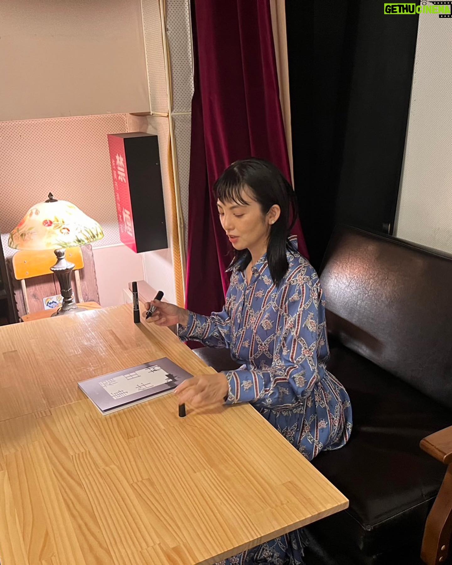Rena Tanaka - 2.1K Likes - 佐賀県 シアターシエマ
にて福田村事件の舞台挨拶 と、
パンフレットサイン会をさせて頂きました。
カフェが隣接してる劇場は、
とても和やかな雰囲気。
映画本も沢山あって、自由に手に取って読める。こんな映画館が近くにあったら 週4くらいで居るだろうなぁ。
そして久留米市に住んでた頃にあったら、
間違いなく通ってただろうなぁ。
サイン会の時には、お一人お一人から映画の感想もお聞き出来て、
とても幸せでした。
シアターシエマの劇場の方々は
全員女性!手作りの告知や、張り紙など女性ならではの細かい作業、配慮で映画館を柔らかい雰囲気に作り上げていらっしゃいました。
皆様大変お世話になりました。^_^。
そして、舞台挨拶に来て下さったお客様、ありがとうございました。✨✨
#シアターシエマ
@theater_ciema
#福田村事件
衣装 @keitamaruyama_official