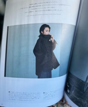 Rena Tanaka Instagram - わーい♪素敵❗️
朝からテンション上がりました✨✨

「大人のおしゃれ手帖」
発売中です❗️

LOKITHO 
ロキト  のお洋服を着させて頂きました。 

花の刺繍やレースの女子心をくすぐる繊細なデザインに、着ると
サラッと肌に馴染んで 大人っぽさも出してくれる このバランスが好き。

ネックの高いアウターは、
見た目よりとても軽いけど形がしっかりしてるから
どんな時でも 迷わず着て直ぐキマリそう。

撮影もとても楽しく、出来上がりも素敵で 嬉しいです！

是非ご覧になってください。

#大人のおしやれ手帖 
#lokitho
