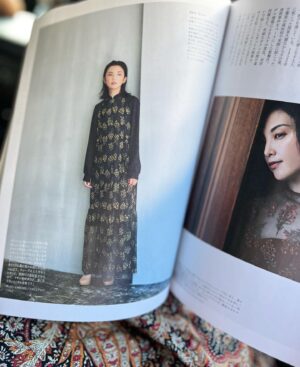 Rena Tanaka Instagram - わーい♪素敵❗️
朝からテンション上がりました✨✨

「大人のおしゃれ手帖」
発売中です❗️

LOKITHO 
ロキト  のお洋服を着させて頂きました。 

花の刺繍やレースの女子心をくすぐる繊細なデザインに、着ると
サラッと肌に馴染んで 大人っぽさも出してくれる このバランスが好き。

ネックの高いアウターは、
見た目よりとても軽いけど形がしっかりしてるから
どんな時でも 迷わず着て直ぐキマリそう。

撮影もとても楽しく、出来上がりも素敵で 嬉しいです！

是非ご覧になってください。

#大人のおしやれ手帖 
#lokitho