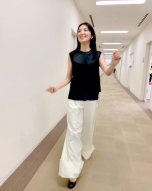 Rena Tanaka Instagram - フジテレビ 「何かオモシロいコトないの？」
にお呼び頂き、収録のためスタジオへ。

本番前、楽しそうに歩いておりますが
この後 、、 どうなったかは、、

放送でご確認下さいませ🍚 😅

#何かオモシロいコトないの 
#ワンバンライス 

3月4日(月) 23:00～23:40  放送です。📺