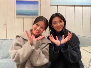 Rena Tanaka Instagram - 「 いちばんすきな花 」の夜々ちゃん こと今田美桜ちゃんと
お花ポーズ。

私演じる美鳥は、夜々ちゃんと従姉妹なのです。

合間には共に出身地の福岡のお話とかしたりしてます。☺️

可愛いなぁ可愛いなぁ可愛いなぁ、、。 

ってずーっと心で言っちゃってます。

皆んなそうでしょぉ？ 笑

8話で、夜々の働く美容室で  美鳥ちゃんー！！って階段を駆け上がって抱きついてきたとき もうキュンキュンしてしまいましたよ。🐰

見逃した方TVre  で無料配信中です。
^_^

9話も夜々ちゃんとのエピソードがありますよ。

是非ご覧ください。🌼

#いちばんすきな花 

#今田美桜 ちゃん  @imada_mio