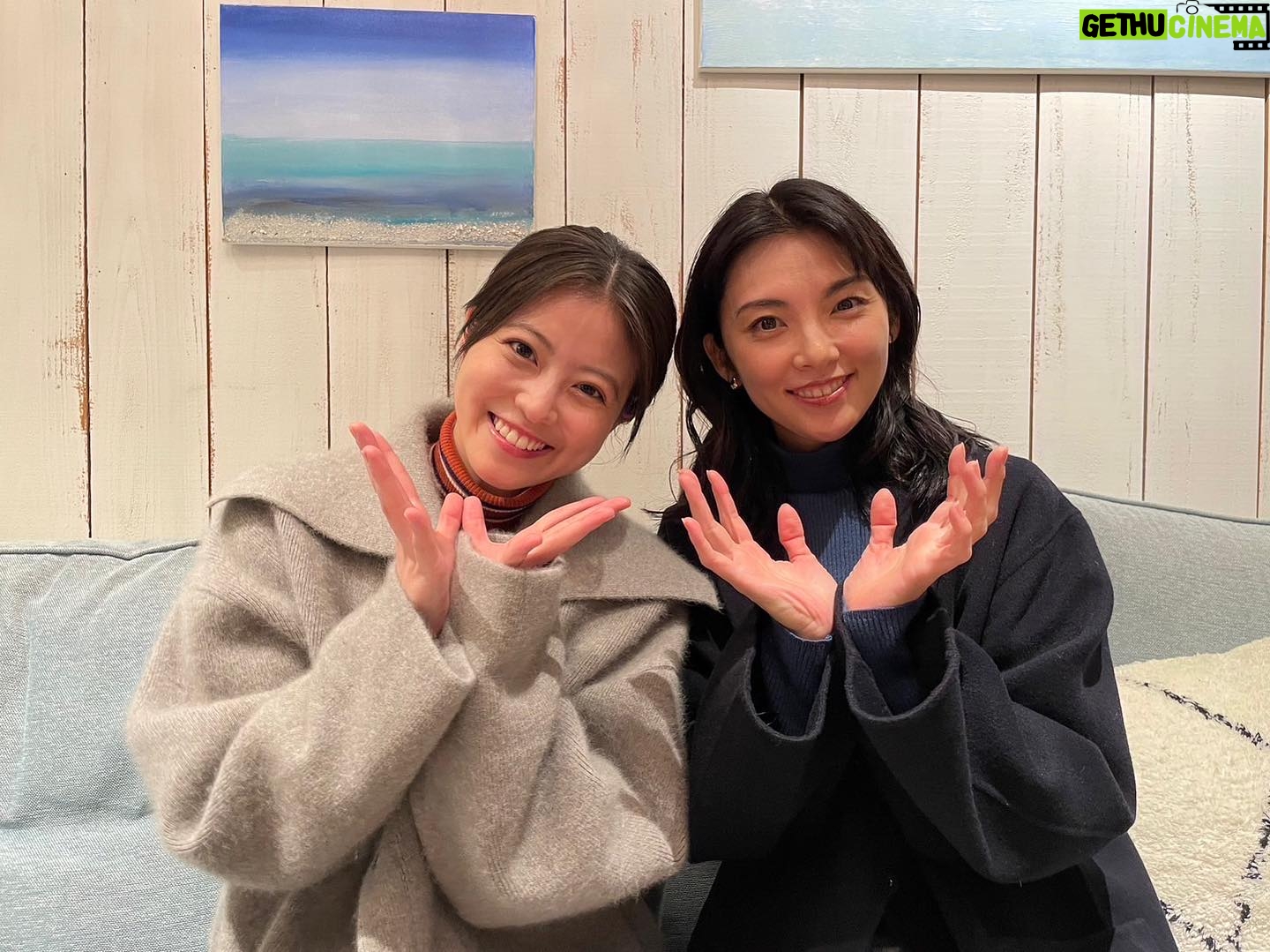 Rena Tanaka - 8K Likes - 「 いちばんすきな花 」の夜々ちゃん こと今田美桜ちゃんと
お花ポーズ。
私演じる美鳥は、夜々ちゃんと従姉妹なのです。
合間には共に出身地の福岡のお話とかしたりしてます。☺️
可愛いなぁ可愛いなぁ可愛いなぁ、、。
ってずーっと心で言っちゃってます。
皆んなそうでしょぉ? 笑
8話で、夜々の働く美容室で 美鳥ちゃんー!!って階段を駆け上がって抱きついてきたとき もうキュンキュンしてしまいましたよ。🐰
見逃した方TVre で無料配信中です。
^_^
9話も夜々ちゃんとのエピソードがありますよ。
是非ご覧ください。🌼
#いちばんすきな花
#今田美桜 ちゃん @imada_mio