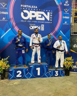 Renan Barão Instagram - Ídolo no UFC, Renan Barão (@renanbaraoufc) voltou a competir Jiu-Jitsu novamente. O faixa-preta da Kimura brilhou no Fortaleza Open da @ibjjf, no último sábado, ao vencer três lutas. 

Como lutador de MMA profissional, Barão tem 34 vitórias e apenas 9 derrotas em seu cartel. 

Ele brilhou no UFC com vitórias sobre Urijah Faber (2x), Scott Jorgensen, Eddie Wineland e outras feras. 

Sinistro, @renanbaraoufc! 

Oferecimento: @seda.college | @bjjprotech 

#JiuJitsunoVF #grappling #vfcomunica #porrada #bjj #esporte