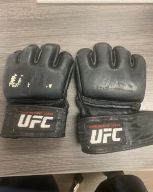 Renan Barão Instagram - Eu tenho as luvas da conquista do cinturão do @renanbaraoufc quando ele foi campeão do UFC !!!!!
Hoje guardo no meu consultório o presente de um atleta fita curva e um grande amigo!!!!
#ufc #mma #orlando #bjj #diet #training #floridalife #champion