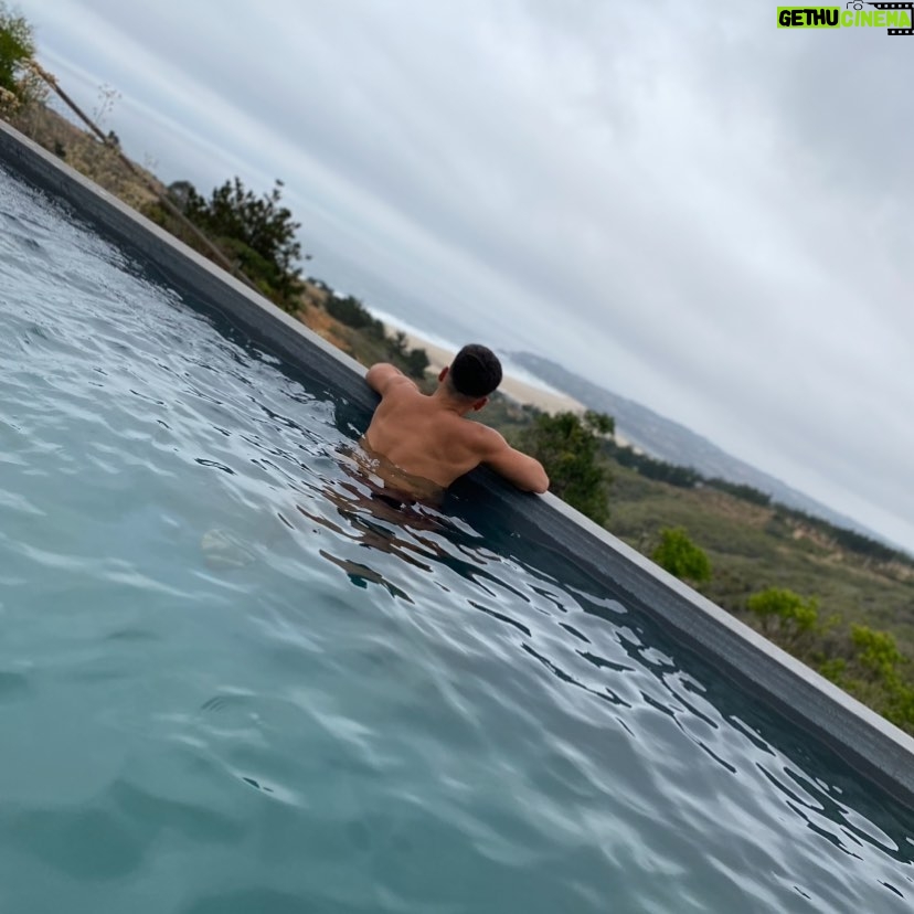 Renato Jofré - 545 Likes - Capeando el calor🥵 #amoelverano #lacalor #tunquen #vacaciones