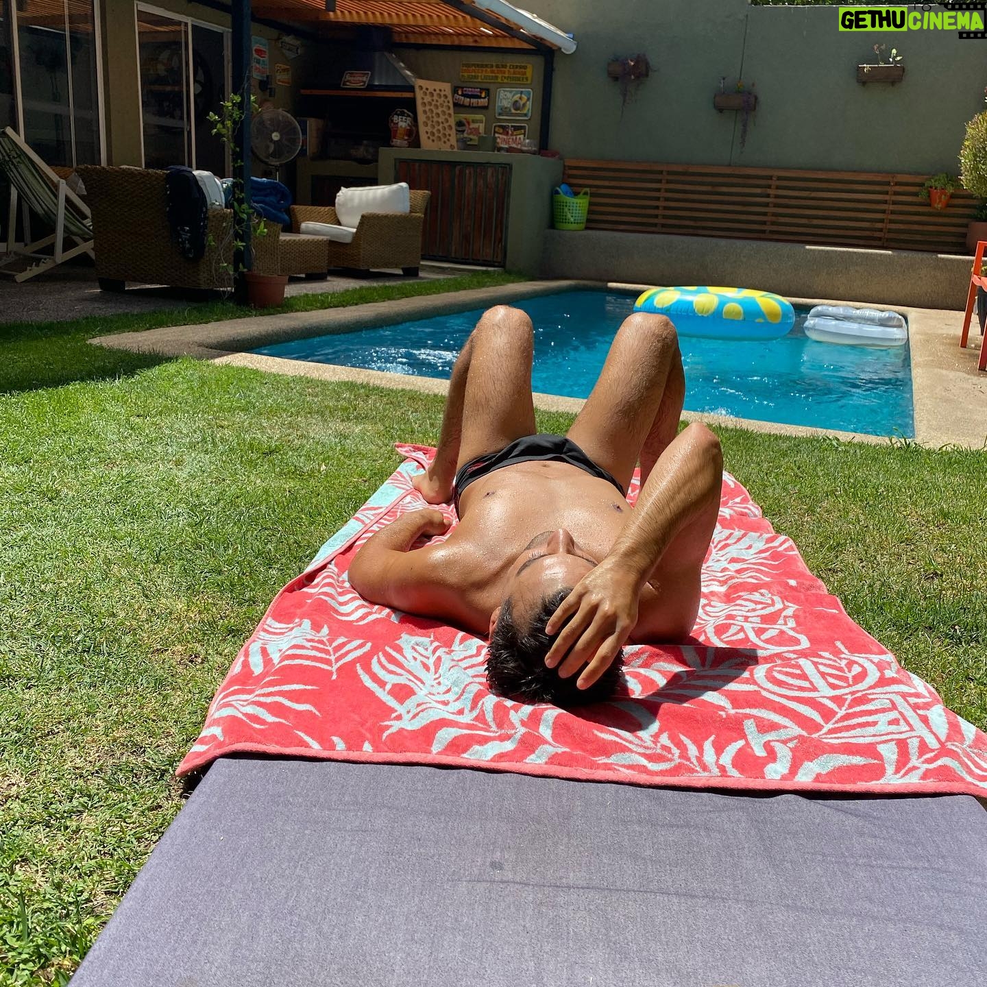 Renato Jofré - 1.4K Likes - Modo avión☀️ haz todo haz nada 😎
Feliz sábado💥
Chao.