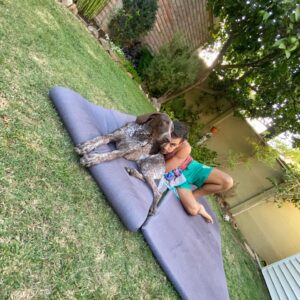 Renato Jofré Instagram - Viernes perruno👣🐶 cuidando a la Daga☺️ #amordehermanos #viernes #perrofeliz