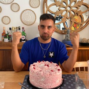 Renato Jofré Instagram - Recibiendo mis 37🎈 📸18/01/2024
Feliz 🙃 
⚡️