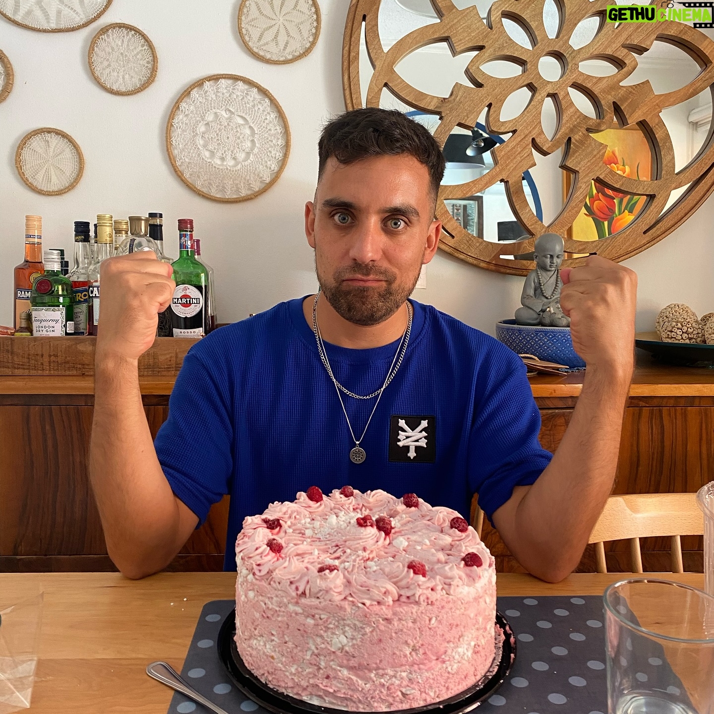 Renato Jofré - 2.5K Likes - Recibiendo mis 37🎈 📸18/01/2024
Feliz 🙃
⚡️