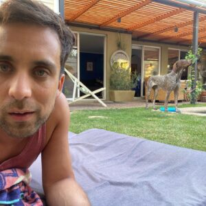 Renato Jofré Instagram - Viernes perruno👣🐶 cuidando a la Daga☺️ #amordehermanos #viernes #perrofeliz