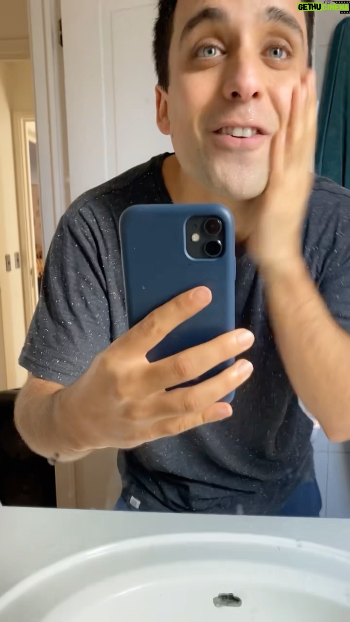 Renato Jofré - 1.5K Likes - 🔪Terminando de afeitarme🤥😅 ( actividad no muy grata la verdad) ustedes? De vacaciones?? Trabajándole!? En fin… buena semana 🖤