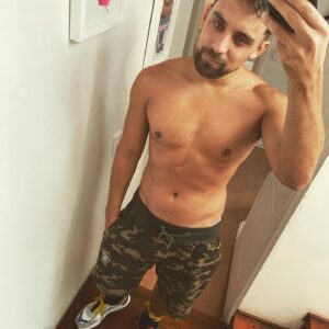 Renato Jofré Instagram - Cualesquiera caloooor🥵🥵 pero no importa amo el verano! Ah nopo si ya se fue tamos en otoño pero con calor siiiii🍂🍁 aprovechando hasta el último día jeje… nos les pasa? O son del clan invierno??😅