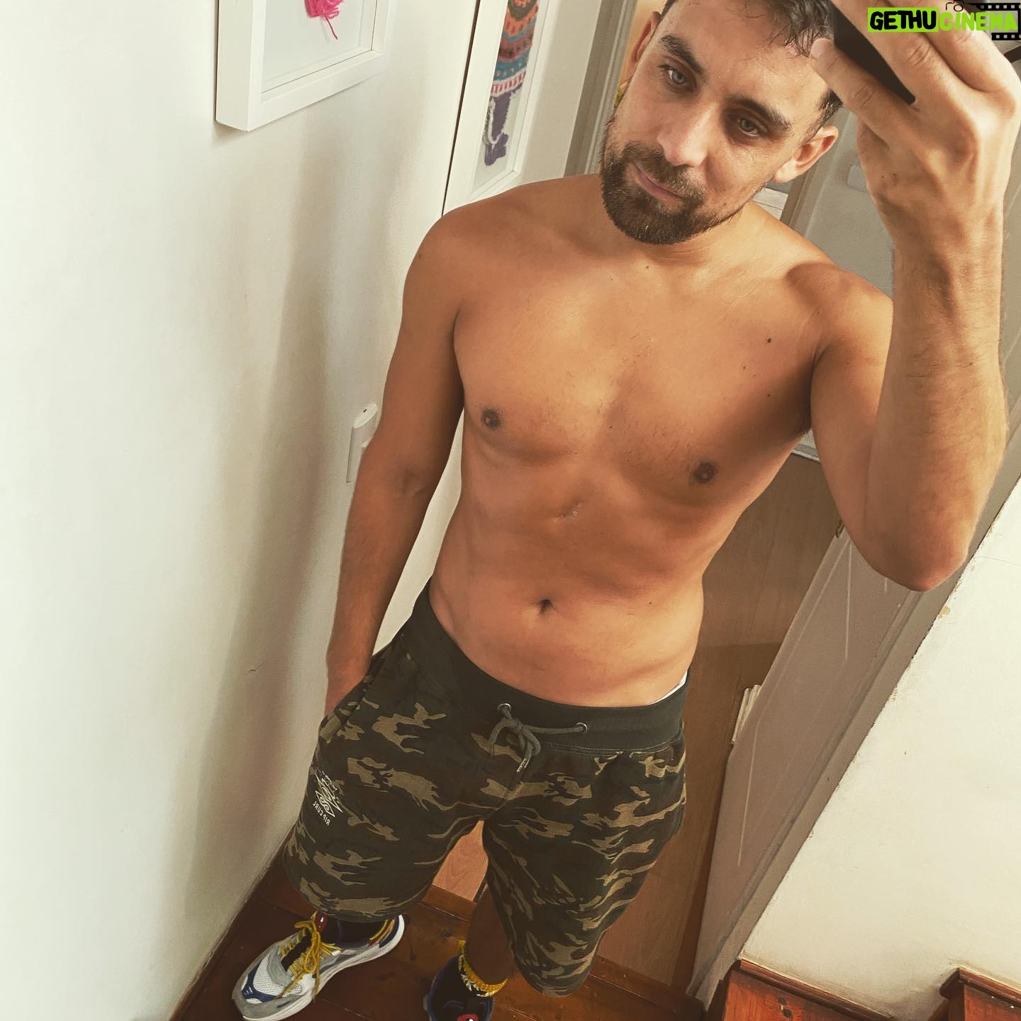Renato Jofré - 2.1K Likes - Cualesquiera caloooor🥵🥵 pero no importa amo el verano! Ah nopo si ya se fue tamos en otoño pero con calor siiiii🍂🍁 aprovechando hasta el último día jeje… nos les pasa? O son del clan invierno??😅