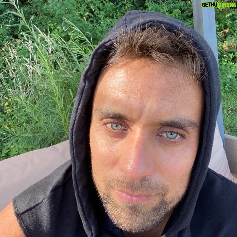Renato Jofré - 1.2K Likes - 🪲Con cara de 🤧alergia😤 pero feliz porque es feriado😎✌️ y ustedes?… cómo va la alergia?? 😬