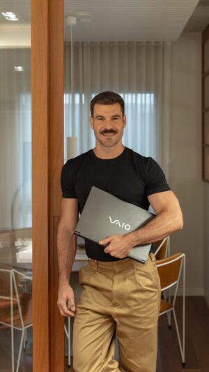 Renato Mendonça Instagram - Junto com a @brvaio , trouxe para vocês o meu segredo para entregar projetos tão incríveis com tanta excelência.

Venham conferir minha rotina e conto como transformo minhas ideias em realidade com o VAIO® FH15!

Quero saber o que acharam. Contem nos comentários!