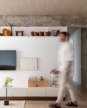 Renato Mendonça Instagram - Aqui em casa, uma das prioridades era trazer mais leveza e calmaria para dentro… Tudo que eu desejo para este novo ano de 2024!

O projeto tem diversas nuances de branco e contrastes sutis, graças ao concreto aparente nas colunas e vigas, o tijolinho pintado, a madeira que abraça a laje e o piso, aquecendo o ambiente. 

Destaque aqui vai para meus objetos de coleção e apego: as cabeças de cerâmica de @cidalima_oficial, Obra de Nazareno @galerialume e a luminária de 1960 garimpada.

E você, também acredita que nossa casa deve refletir o que desejamos? 

📸 @evelynmullerfotos
✨ @aldiflosi

#renatomendonça #decoração #decor #arquitetura #architecture #sala