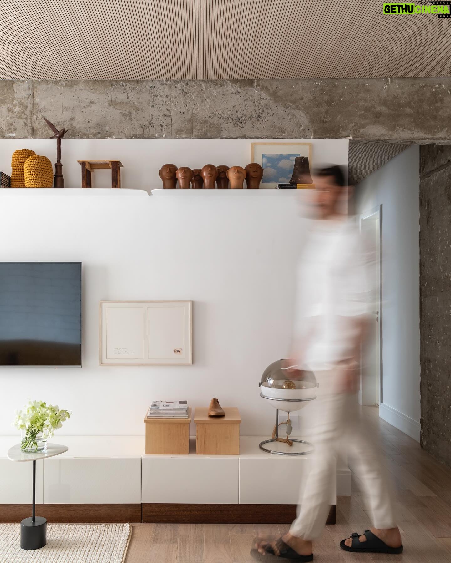 Renato Mendonça - 1.3K Likes - Aqui em casa, uma das prioridades era trazer mais leveza e calmaria para dentro… Tudo que eu desejo para este novo ano de 2024!
O projeto tem diversas nuances de branco e contrastes sutis, graças ao concreto aparente nas colunas e vigas, o tijolinho pintado, a madeira que abraça a laje e o piso, aquecendo o ambiente.
Destaque aqui vai para meus objetos de coleção e apego: as cabeças de cerâmica de @cidalima_oficial, Obra de Nazareno @galerialume e a luminária de 1960 garimpada.
E você, também acredita que nossa casa deve refletir o que desejamos?
📸 @evelynmullerfotos
✨ @aldiflosi
#renatomendonça #decoração #decor #arquitetura #architecture #sala