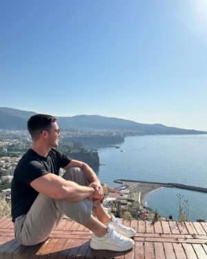 Renato Mendonça Instagram - A costa italiana é de tirar o fôlego! Tanto pelas paisagens naturais, como pela arquitetura. 

Na experiência pré-Milão com @amorimcortinas, passamos por Positano e Amalfi, uma das mais antigas repúblicas marítimas que rendeu o nome à Costa Amalfitana. 

Também pude conferir de pertinho o Auditório Oscar Niemeyer, uma de suas últimas obras internacionais. No dia seguinte, tivemos um passeio incrível pelas ilhas Capri e Anacapri, com direito a uma visita ao Mosteiro de San Giacomo e à Gruta Azul.