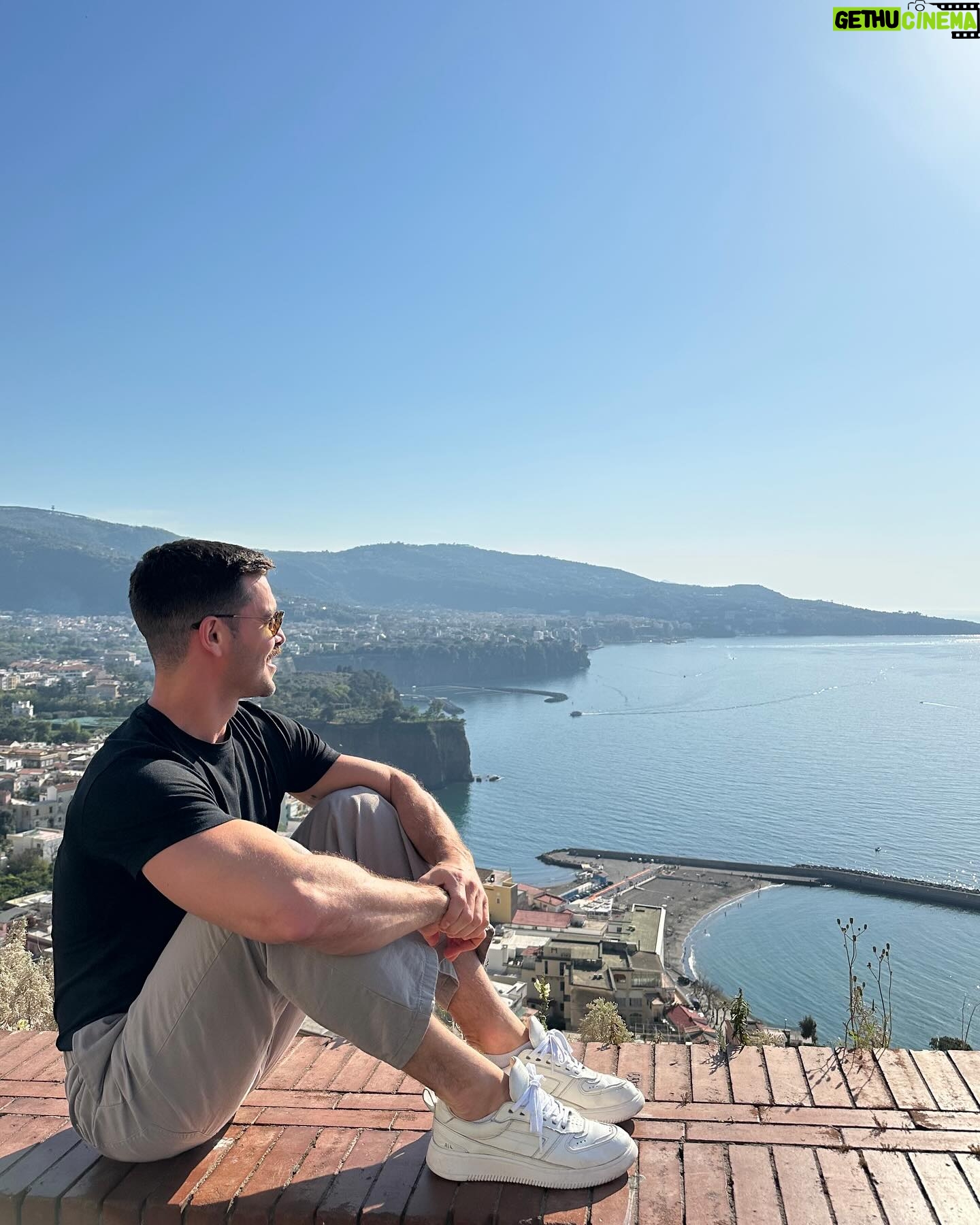 Renato Mendonça - 1.8K Likes - A costa italiana é de tirar o fôlego! Tanto pelas paisagens naturais, como pela arquitetura.
Na experiência pré-Milão com @amorimcortinas, passamos por Positano e Amalfi, uma das mais antigas repúblicas marítimas que rendeu o nome à Costa Amalfitana.
Também pude conferir de pertinho o Auditório Oscar Niemeyer, uma de suas últimas obras internacionais. No dia seguinte, tivemos um passeio incrível pelas ilhas Capri e Anacapri, com direito a uma visita ao Mosteiro de San Giacomo e à Gruta Azul.