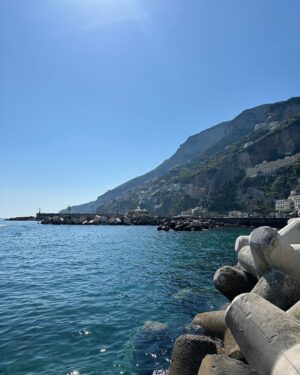 Renato Mendonça Instagram - A costa italiana é de tirar o fôlego! Tanto pelas paisagens naturais, como pela arquitetura. 

Na experiência pré-Milão com @amorimcortinas, passamos por Positano e Amalfi, uma das mais antigas repúblicas marítimas que rendeu o nome à Costa Amalfitana. 

Também pude conferir de pertinho o Auditório Oscar Niemeyer, uma de suas últimas obras internacionais. No dia seguinte, tivemos um passeio incrível pelas ilhas Capri e Anacapri, com direito a uma visita ao Mosteiro de San Giacomo e à Gruta Azul.