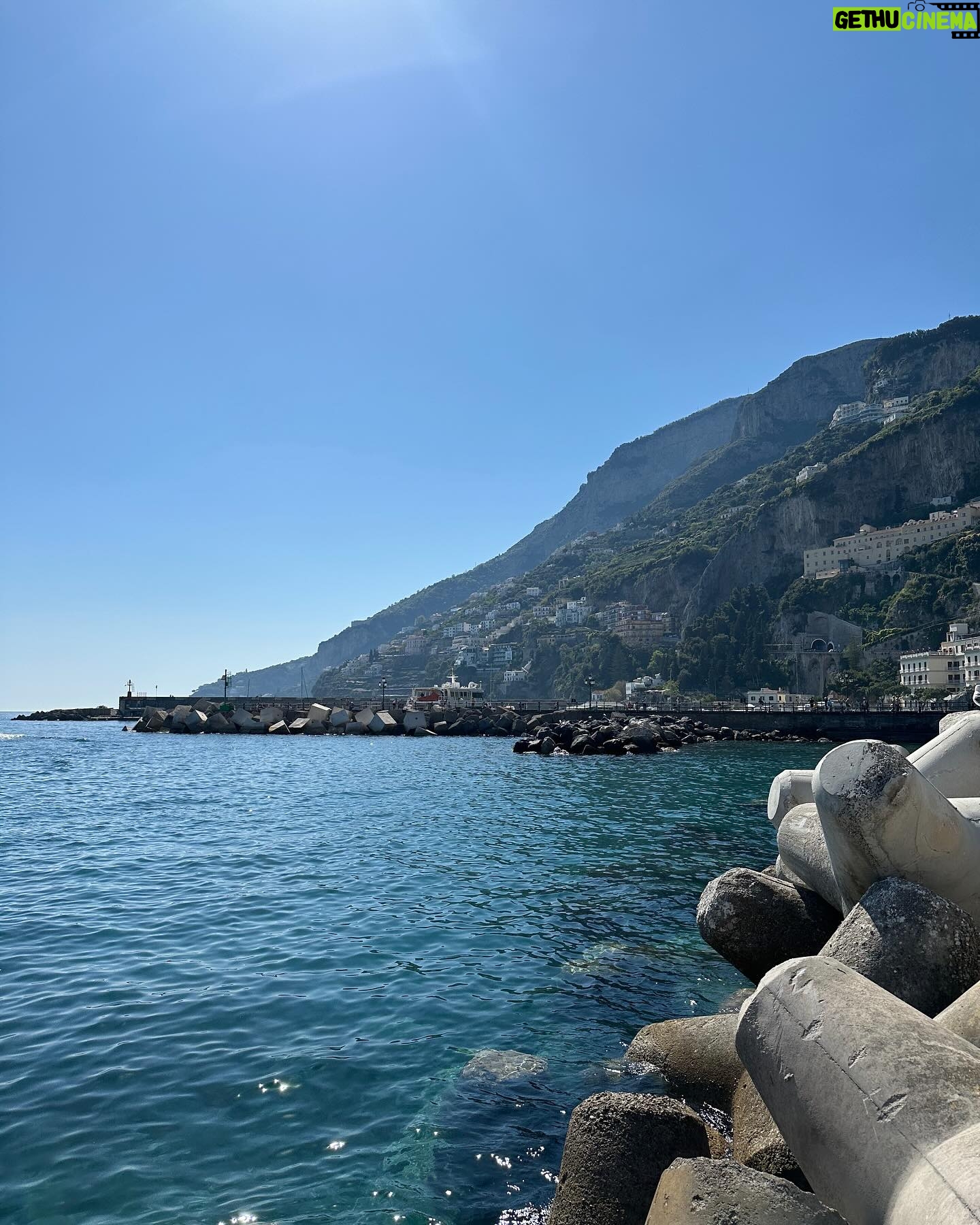 Renato Mendonça - 1.8K Likes - A costa italiana é de tirar o fôlego! Tanto pelas paisagens naturais, como pela arquitetura.
Na experiência pré-Milão com @amorimcortinas, passamos por Positano e Amalfi, uma das mais antigas repúblicas marítimas que rendeu o nome à Costa Amalfitana.
Também pude conferir de pertinho o Auditório Oscar Niemeyer, uma de suas últimas obras internacionais. No dia seguinte, tivemos um passeio incrível pelas ilhas Capri e Anacapri, com direito a uma visita ao Mosteiro de San Giacomo e à Gruta Azul.