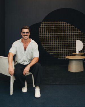 Renato Mendonça Instagram - O tapete Aterrá ganhou um tom místico e misterioso na nova coleção Etéreo, da @decoralle. 

A princípio, este tapete foi desenhado para a @mostrarqdesign, onde aparece em tons mais claros, terrosos e suaves. 

É incrível ver a diferença que as cores podem trazer quando falamos em estilo e personalidade. Aqui, o azul mais escuro confere dramaticidade e sensualidade à peça. 

Gostaram do resultado?