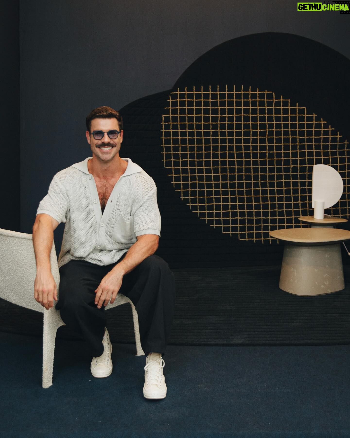 Renato Mendonça - 1.9K Likes - O tapete Aterrá ganhou um tom místico e misterioso na nova coleção Etéreo, da @decoralle.
A princípio, este tapete foi desenhado para a @mostrarqdesign, onde aparece em tons mais claros, terrosos e suaves.
É incrível ver a diferença que as cores podem trazer quando falamos em estilo e personalidade. Aqui, o azul mais escuro confere dramaticidade e sensualidade à peça.
Gostaram do resultado?