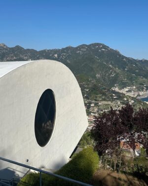Renato Mendonça Instagram - A costa italiana é de tirar o fôlego! Tanto pelas paisagens naturais, como pela arquitetura. 

Na experiência pré-Milão com @amorimcortinas, passamos por Positano e Amalfi, uma das mais antigas repúblicas marítimas que rendeu o nome à Costa Amalfitana. 

Também pude conferir de pertinho o Auditório Oscar Niemeyer, uma de suas últimas obras internacionais. No dia seguinte, tivemos um passeio incrível pelas ilhas Capri e Anacapri, com direito a uma visita ao Mosteiro de San Giacomo e à Gruta Azul.